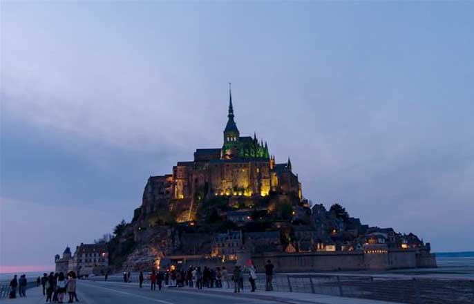 mont-saint-michel-de-nuit