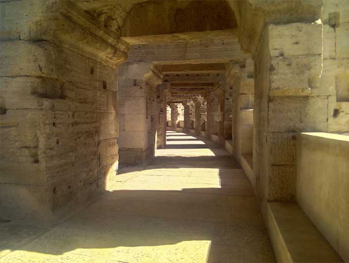 interieur-amphitheatre-arles