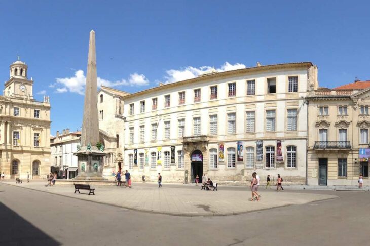 visiter-arles-place-republique
