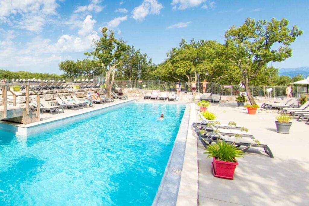 calme-piscine-iris-vacances